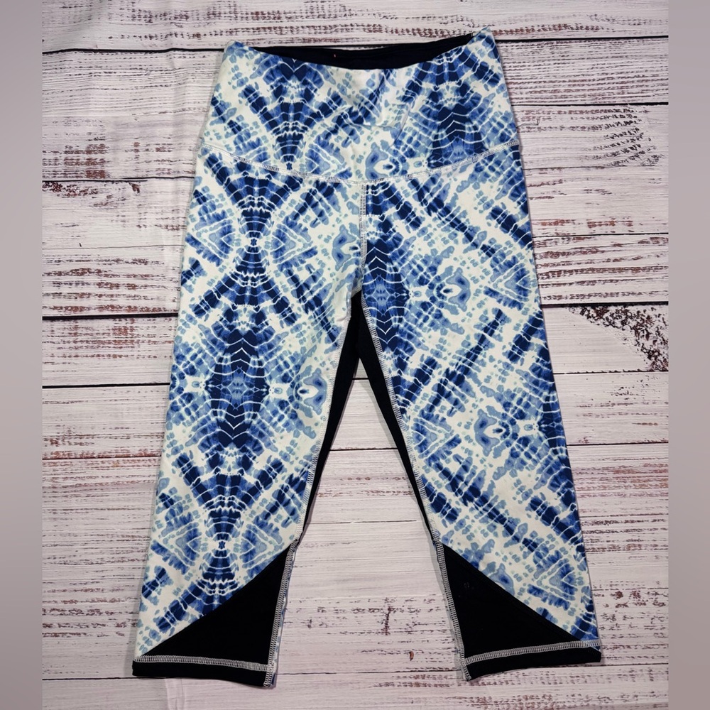 Victoria's Secret knockout Sport Blue and White Tie-Dye Capri Crop Gym Leggings